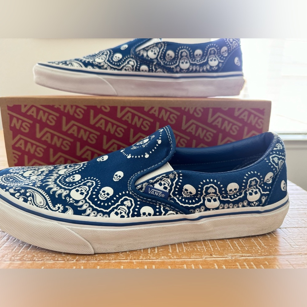 Vans Classic Slip-On
Skull Bandana Blue/True White Men’s size 11